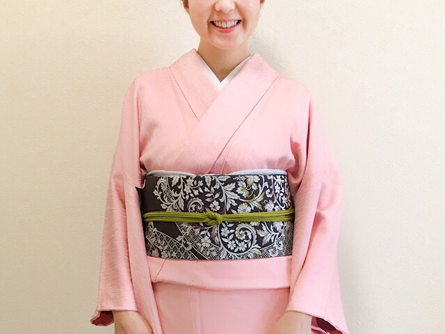桜の花びらのピンクと葉のグリーン、着物と帯締めで表現して | 東京都 