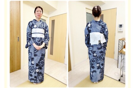 紺地の有松絞りに白の半幅帯を合わせて、粋にコーディネート。大柄が印象的な浴衣。