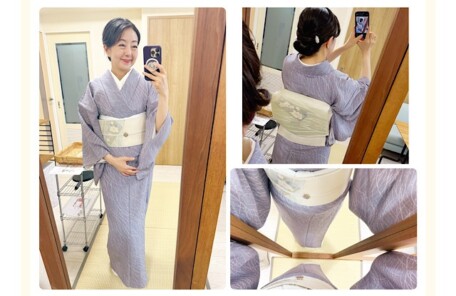 紫がかった小紋に白地の帯を合わせた正面姿。笑顔のこすもす先生。