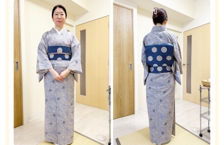 正面姿。竺仙の浴衣に長襦袢を合わせ、紺地の帯を締めた生徒さん。 後ろ姿。深みある帯が秋らしい落ち着きを演出している。