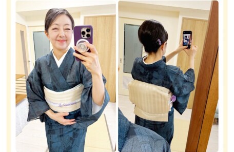 正面姿。深い青の小紋に生成りの夏帯を合わせ、にこにこ笑顔のこすもす先生。 後ろ姿。すっきりと結ばれた夏帯とアップにまとめた髪型。