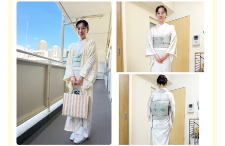 秋の青空に映えるオフホワイトの着物コーデで笑顔の生徒様、正面から見た単衣のオフホワイトコーディネート 背面から見た秋の装い、扇柄の帯が印象的