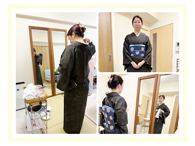 黒に近い墨色の小紋を着て、帯を結ぶ生徒様の後ろ姿、正面から見た着物姿。帯は落ち着いたブルーグレーの丸紋柄。 鏡に映りながら帯を確認する生徒様