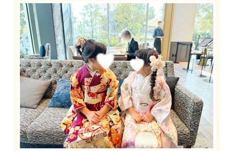 七五三の姉妹の着物姿とヘアセットの様子（ホテル客室）